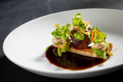 ホテルの敷地内または近くでの食事または食べ物