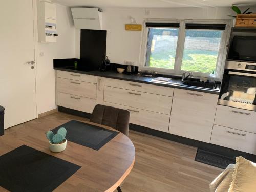 une cuisine avec une table en bois et une salle à manger dans l'établissement La Frégate, à Saint-Malo