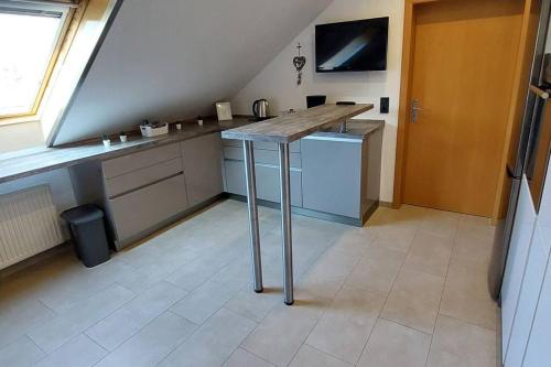 a kitchen with a counter top in a room at Große tolle 4 Zimmer Ferienwohnung im Herzen des Odenwaldes in Mörlenbach