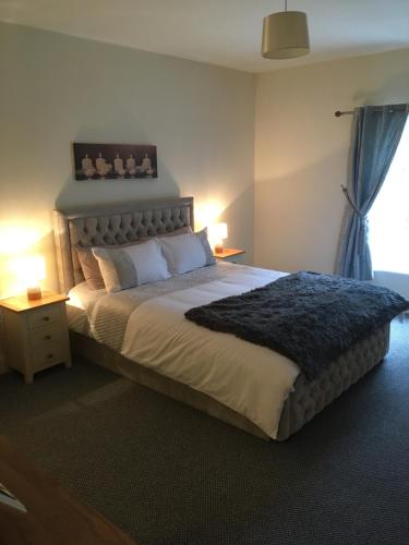 Un dormitorio con una cama grande y una ventana en Silverhill House Apartment en Enniskillen