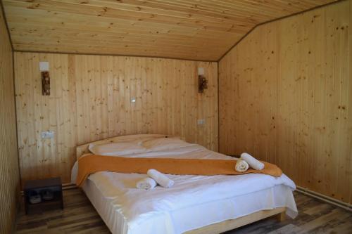 Ένα ή περισσότερα κρεβάτια σε δωμάτιο στο Cabana doi mesteceni