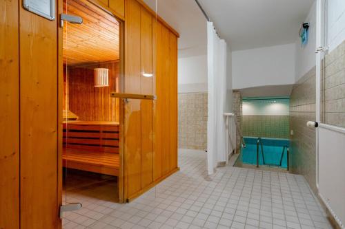 ein Badezimmer mit Holztür und Fliesenboden in der Unterkunft Hüs Wüf im Haus Ornum in Westerland