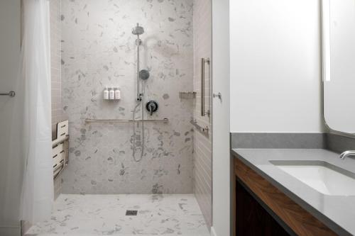 Ein Badezimmer in der Unterkunft Hotel Forty Five, Macon, a Tribute Portfolio Hotel