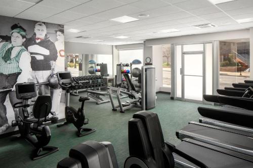 Das Fitnesscenter und/oder die Fitnesseinrichtungen in der Unterkunft Hotel Forty Five, Macon, a Tribute Portfolio Hotel