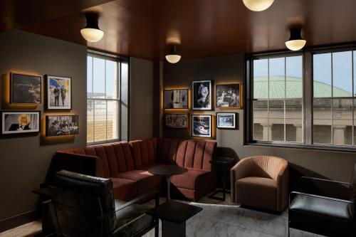 Ein Sitzbereich in der Unterkunft Hotel Forty Five, Macon, a Tribute Portfolio Hotel