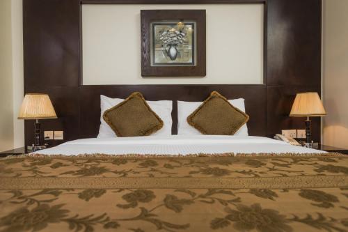  Arabian Dreams Hotel Apartments -  Room  picture :   Tea/Coffee maker    Bath    Safety deposit box                           