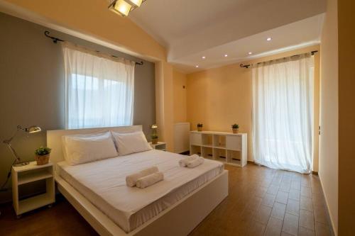 Ένα ή περισσότερα κρεβάτια σε δωμάτιο στο Phoceus Poolfront Grande Villa