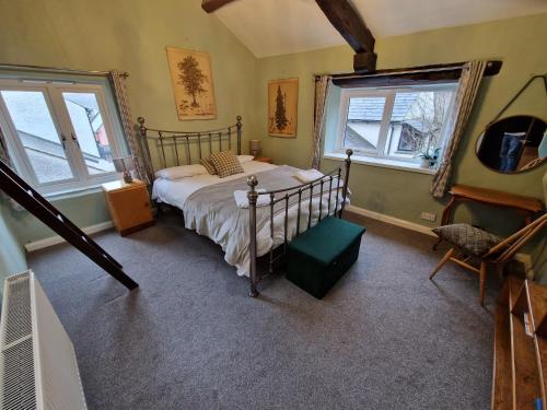 Katil atau katil-katil dalam bilik di Super Lake District Cottage in Heart of Kendal 3 Double Beds