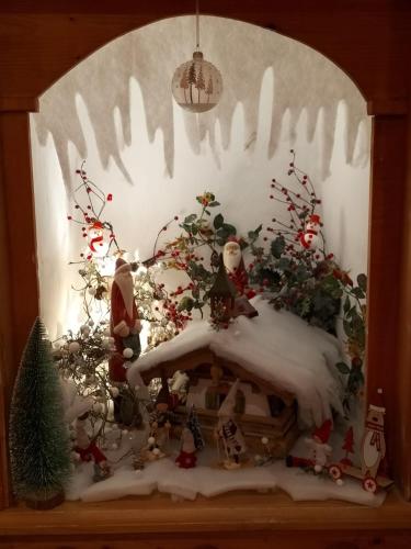 a display of a gingerbread house with christmas decorations at le Montagny in Les Houches