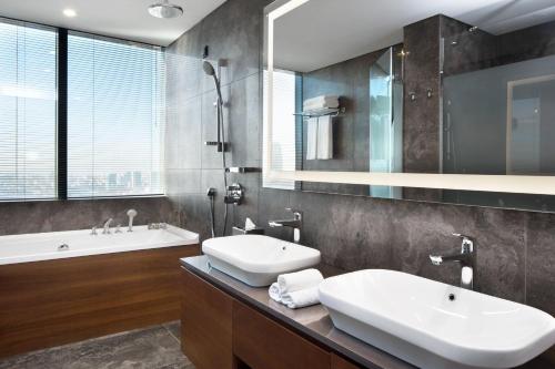Bilik mandi di Sheraton Grand Istanbul Atasehir