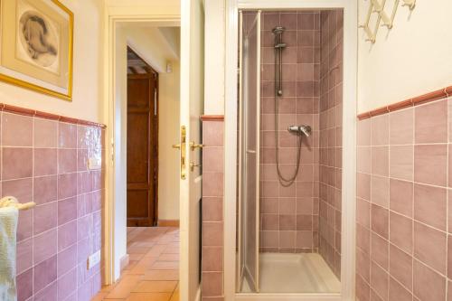 A bathroom at Villino il Campone by VacaVilla