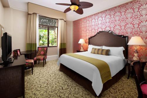 Ένα ή περισσότερα κρεβάτια σε δωμάτιο στο The Royal Hawaiian, A Luxury Collection Resort, Waikiki