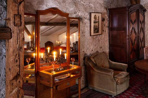 a room with a mirror and a couch and a chair at Pałac Gorzanów in Gorzanów