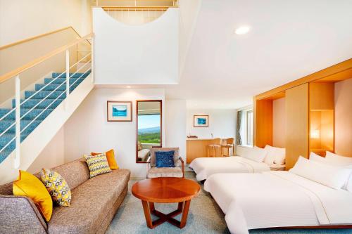ein Hotelzimmer mit 2 Betten und einer Treppe in der Unterkunft The Westin Rusutsu Resort in Rusutsu