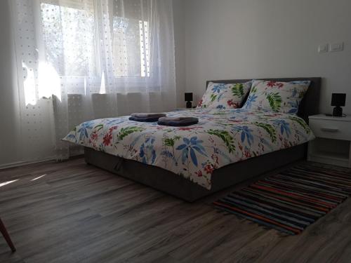 een slaapkamer met een bed met een dekbed en een raam bij Seoski turizam Stari mlin na Korani room 2 in Karlovac