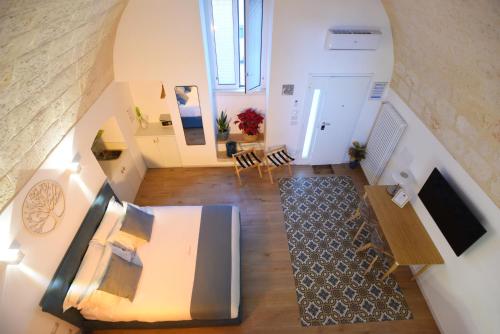 an overhead view of a living room with a staircase at Maison Chene con vasca idromassaggio in Bisceglie