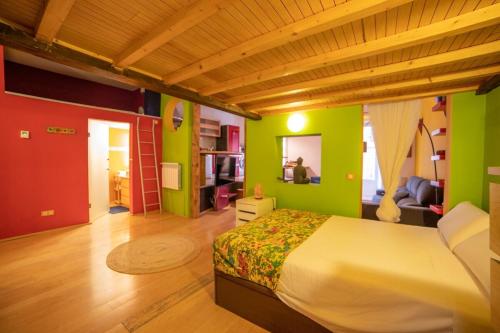 マドリードにあるMyHouseSpain - 16 Calle del Limónの緑と赤の壁のベッドルーム(ベッド1台付)