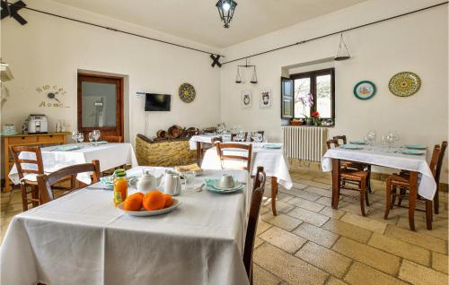 Televiisor ja/või meelelahutuskeskus majutusasutuses Stunning Home In Caltagirone With Wifi