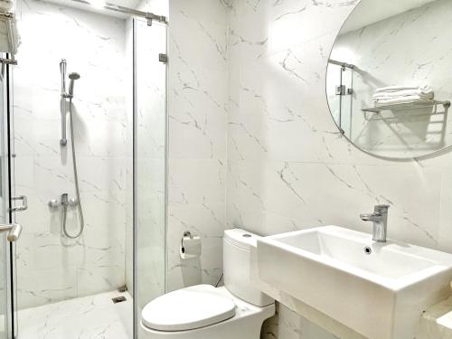 La salle de bains est pourvue d'un lavabo, de toilettes et d'un miroir. dans l'établissement TMS View Biển 28 Nguyễn Huệ - Quy Nhơn, à Quy Nhơn