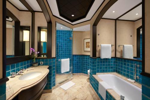 Et badeværelse på Sheraton Grande Sukhumvit, a Luxury Collection Hotel, Bangkok
