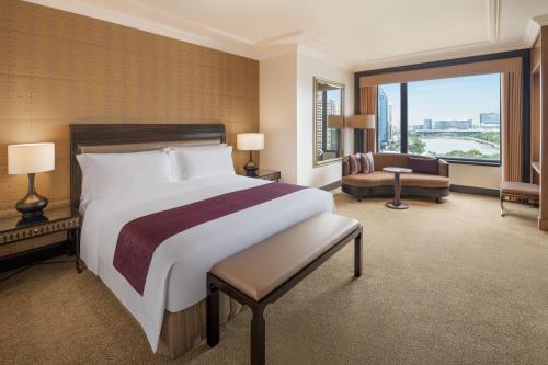 En eller flere senge i et værelse på Sheraton Grande Sukhumvit, a Luxury Collection Hotel, Bangkok