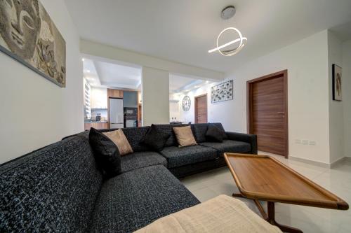 Ruang duduk di Central Apartments