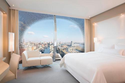 Katil atau katil-katil dalam bilik di The Westin Hamburg Elbphilharmonie
