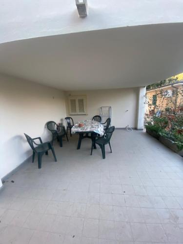 a patio with a table and chairs on it at Giraldi & Francesconi in San Vincenzo