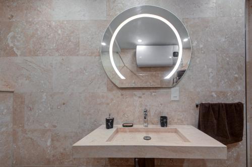 Bilik mandi di Central Apartments