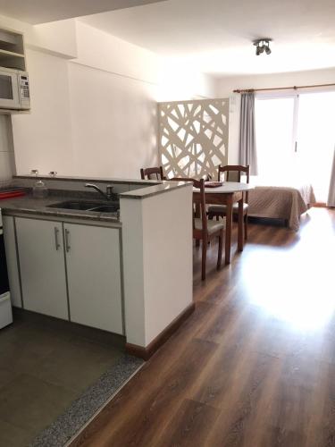 cocina y comedor con mesa en una habitación en Rosarioalquilertemporario en Rosario