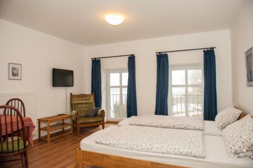 1 Schlafzimmer mit 2 Betten und einem TV in der Unterkunft Landgasthof Witten in Labenz