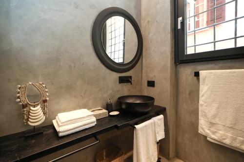 uma casa de banho com lavatório, espelho e toalhas em Brescia musei em Brescia
