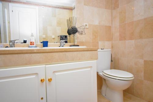 Koupelna v ubytování Beautiful Apt with Golf & Lake Views Mijas Golf