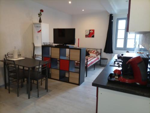 un salon avec un canapé et une table dans l'établissement Studio entre château et Vilaine a Vitré, à Vitré