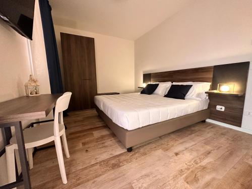 a bedroom with a bed and a table and a desk at Ca' Maggiolo in Cinto Caomaggiore