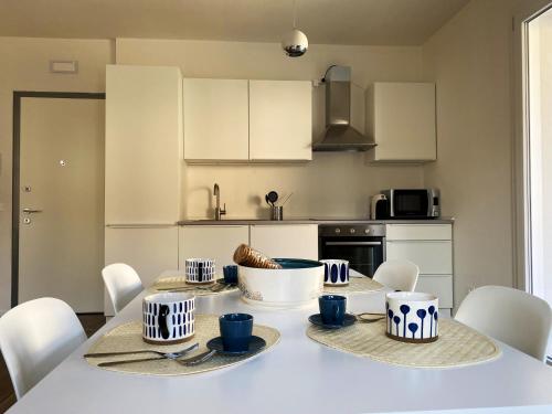 - une cuisine avec une table et des plats bleus et blancs dans l'établissement Sol Lakeview, à Sale Marasino