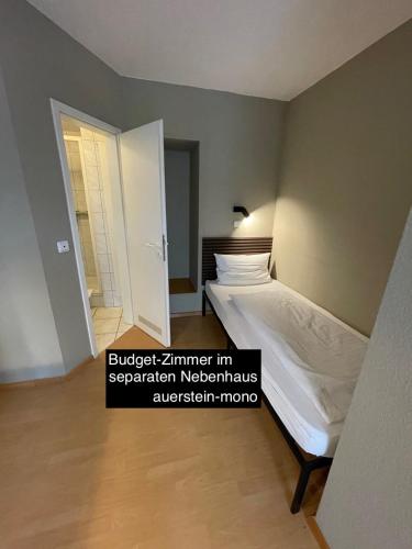 a bedroom with a bed in a room at AUERSTEIN-Hotels auerstein & auerstein-mono in Heidelberg