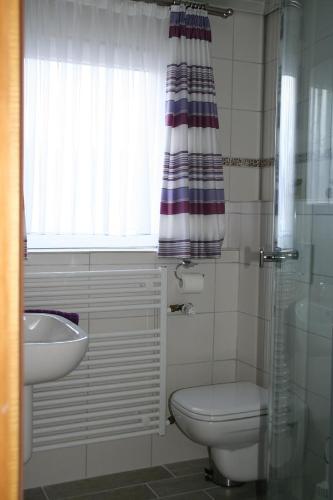 ノイエンキルヒェンにあるFerienwohnung Angelaのバスルーム(洗面台、トイレ付)、窓が備わります。