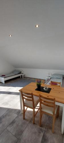 a living room with a wooden table and benches at Große tolle 4 Zimmer Ferienwohnung im Herzen des Odenwaldes in Mörlenbach