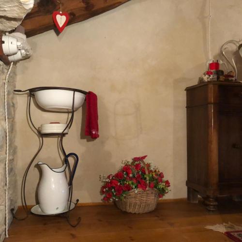 a room with a vase and a basket of flowers at CASA ANGELA Stayerat a SEGUSINO Valdobbiadene in Segusino