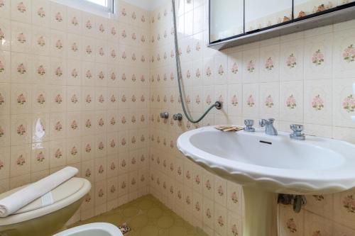 een badkamer met een wastafel en een toilet bij Villetta Kennedy in Ispica