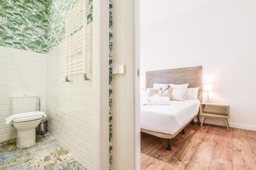 a bedroom with a bed and a toilet at MyHouseSpain - Estrena apartamento en el centro de Madrid - Atocha in Madrid