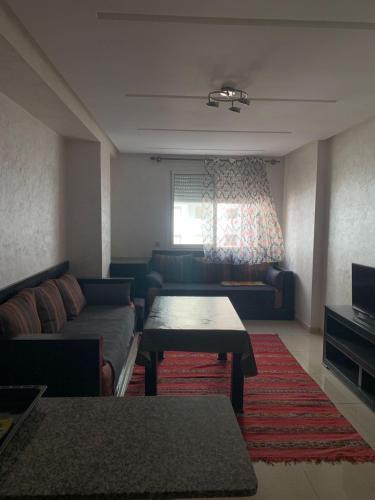 - un salon avec un canapé et une table dans l'établissement Appartement, à Agadir