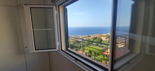 a window with a view of the ocean at Jay Paradise - Paraíso Jota in Santa Cruz