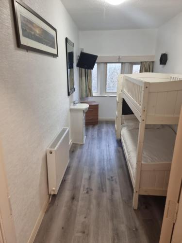 Zimmer mit 2 Etagenbetten und einem Bad in der Unterkunft DORSET ARMS HOTEL in Newcastle upon Tyne