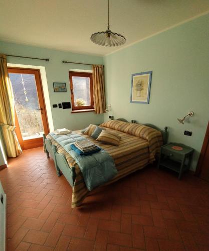 a bedroom with a large bed in a room at L'Antica Dimora in Perosa Argentina