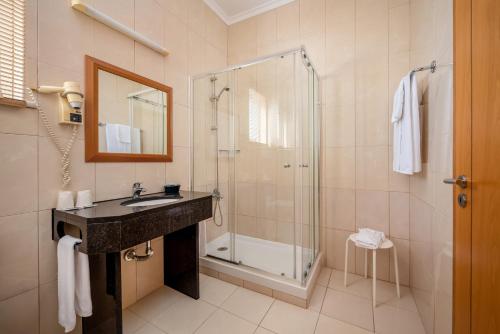 W łazience znajduje się umywalka i prysznic. w obiekcie Hotel Santa Catarina Algarve w mieście Portimão