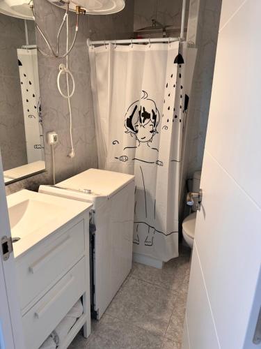 un bagno con lavandino e tenda da doccia di Playa de San Juan JULIA ad Alicante