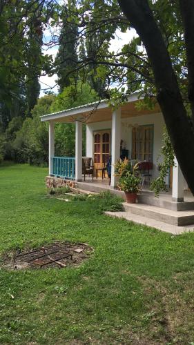 Casa blanca pequeña con porche y patio en Sol de Chacras en Luján de Cuyo