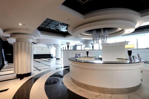 a lobby with a bar in a building at Apartament Hanza 615 in Szczecin